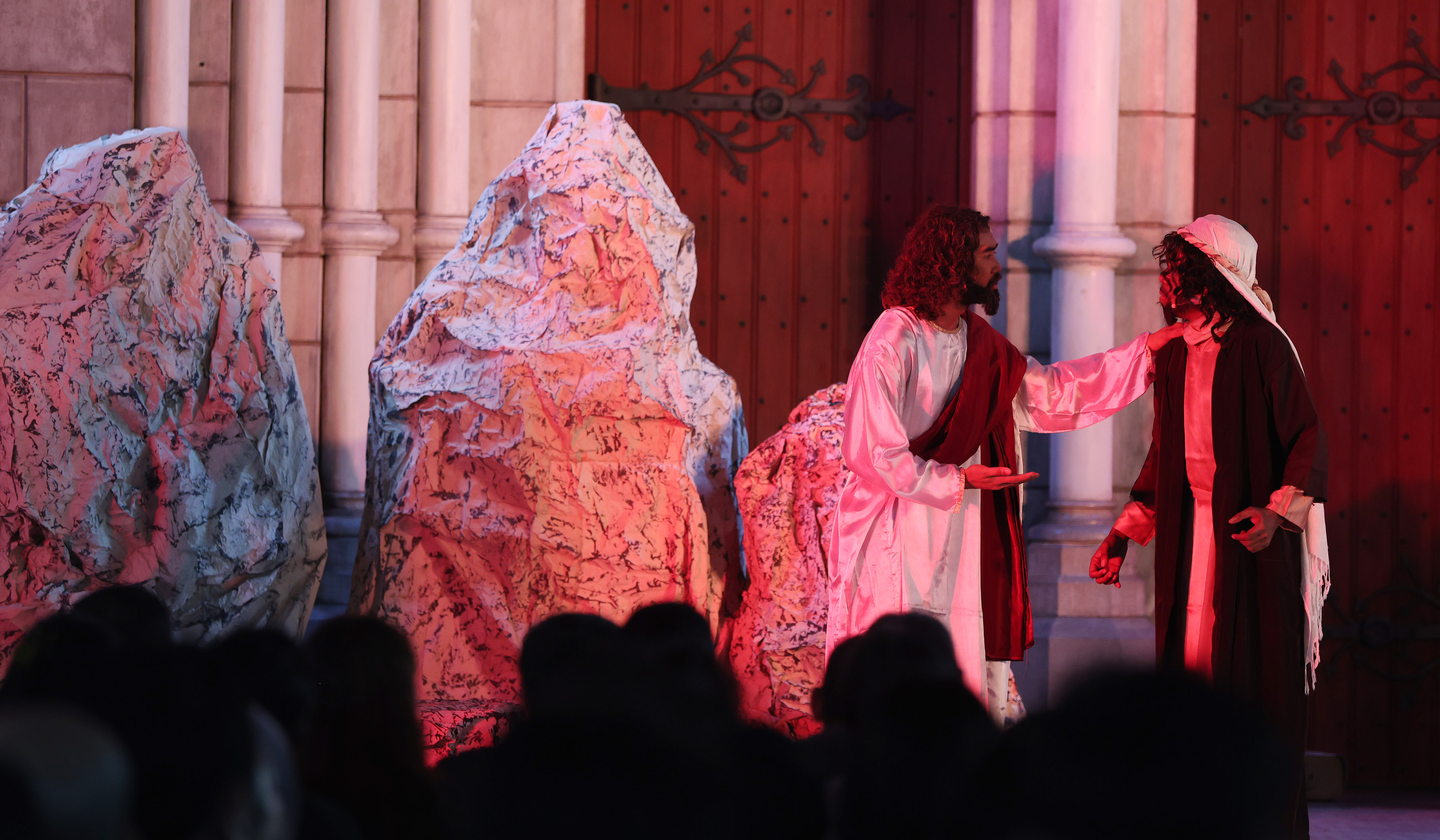 Visualisasi jalan salib di Gereja Katedral. (Agus Priatna/SinPo.id)