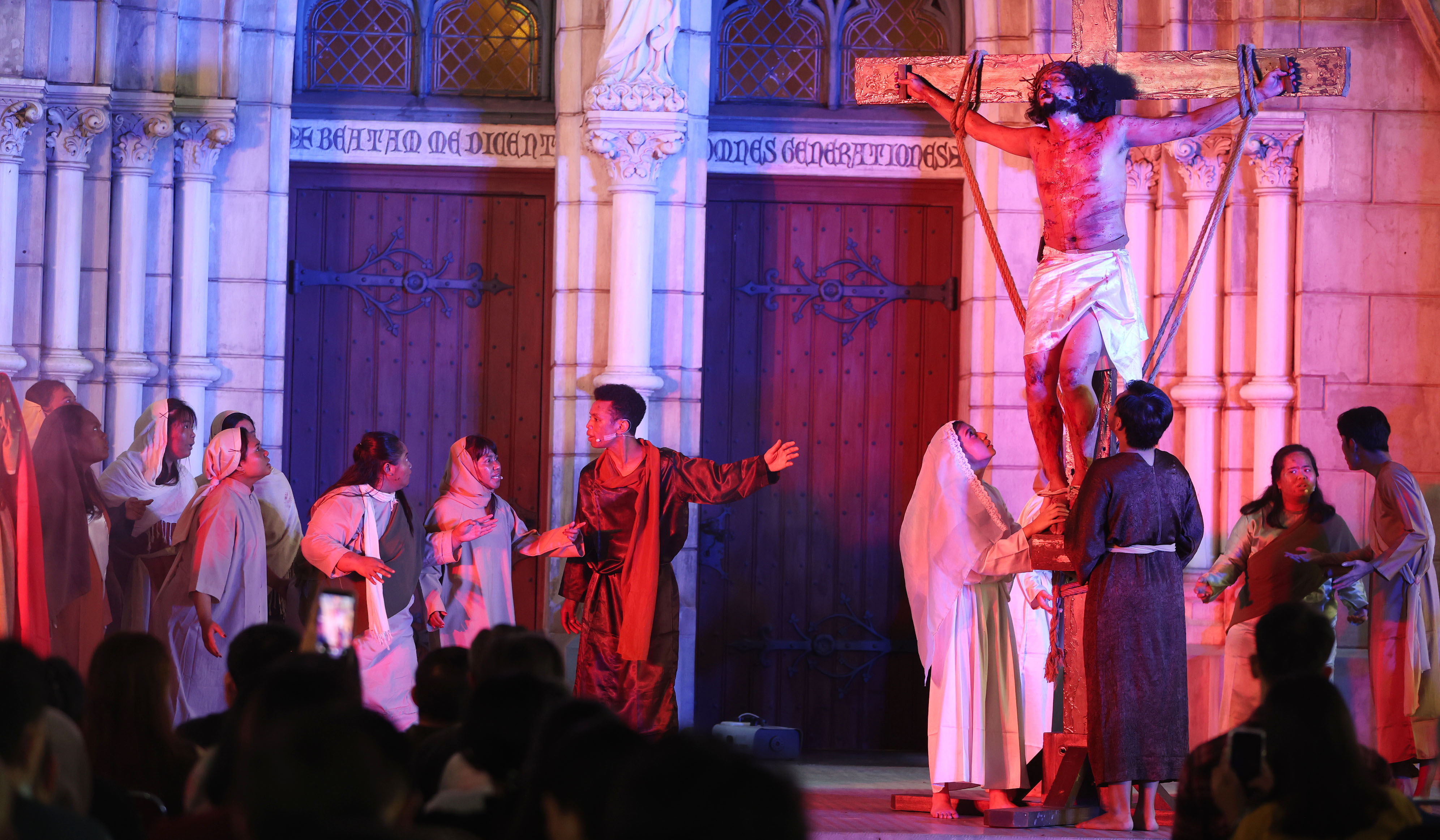 Visualisasi jalan salib di Gereja Katedral. (Agus Priatna/SinPo.id)
