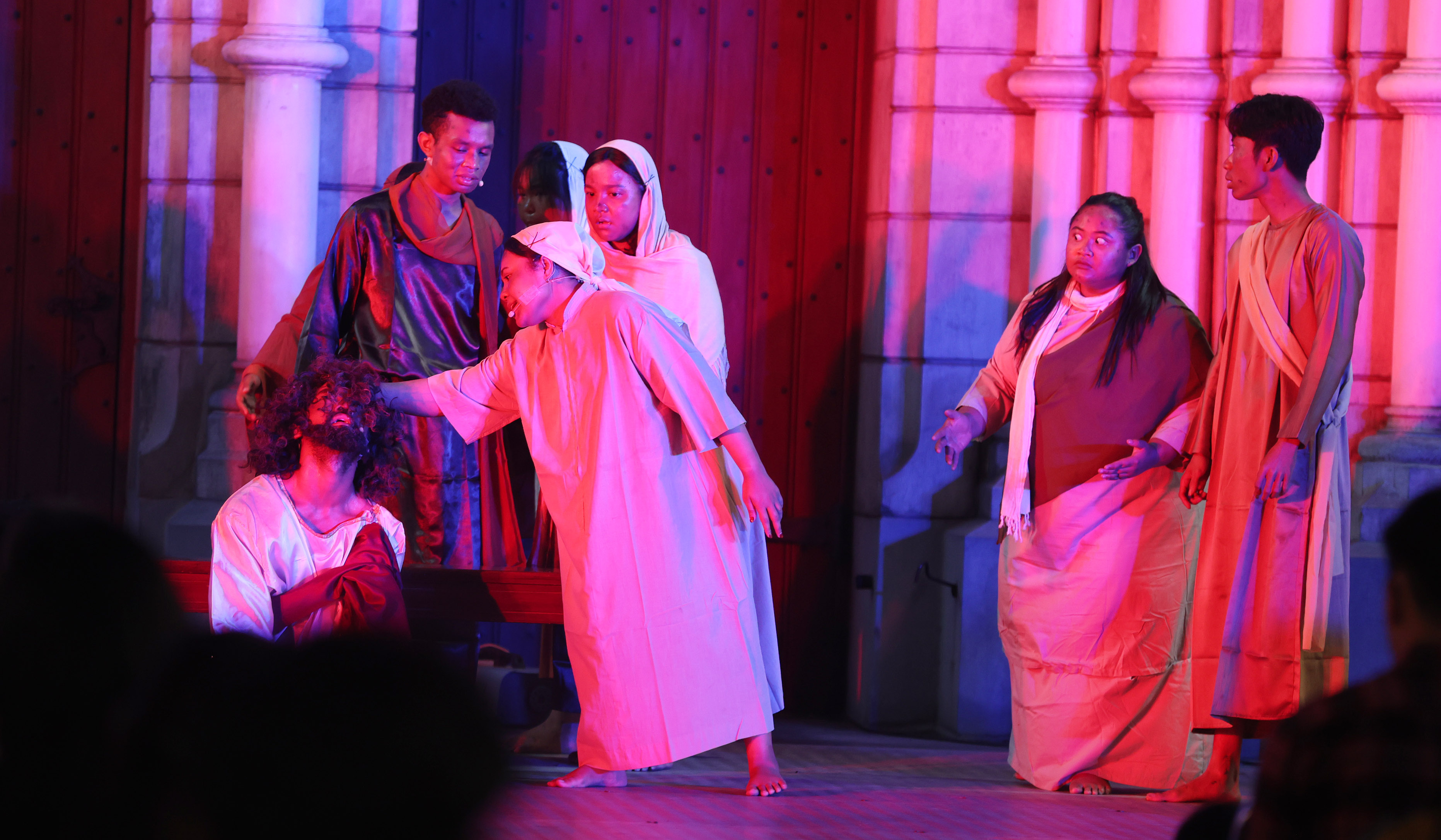 Visualisasi jalan salib di Gereja Katedral. (Agus Priatna/SinPo.id)