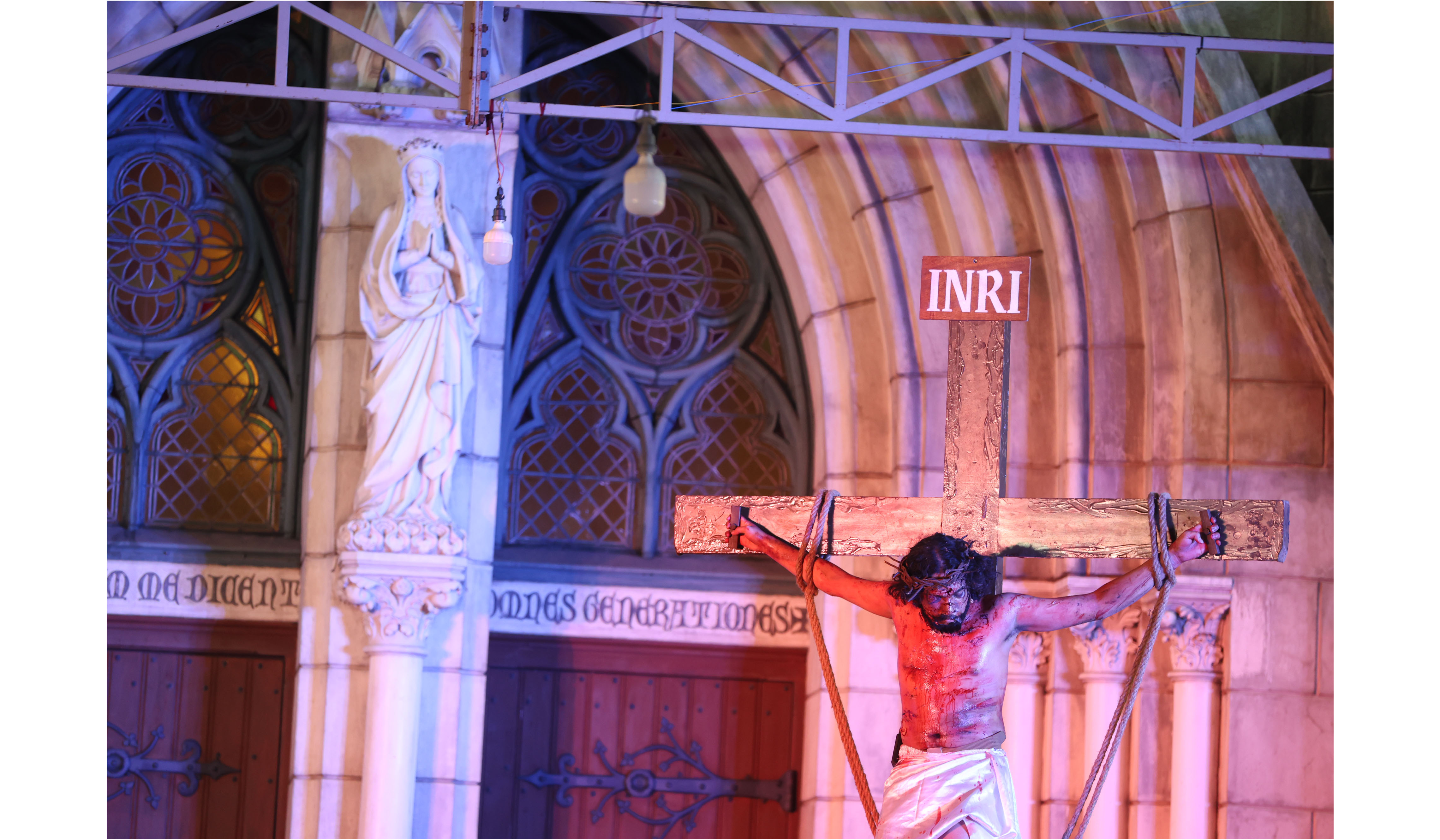 Visualisasi jalan salib di Gereja Katedral. (Agus Priatna/SinPo.id)