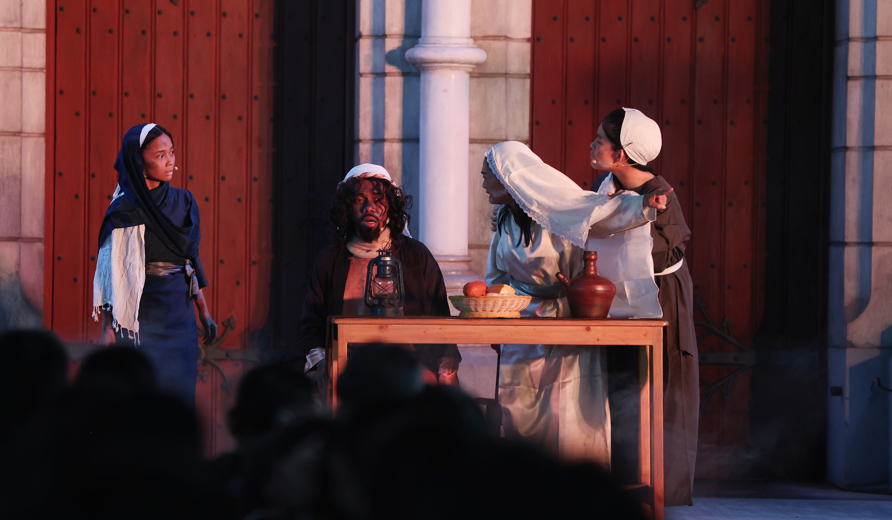 Visualisasi jalan salib di Gereja Katedral. (Agus Priatna/SinPo.id)