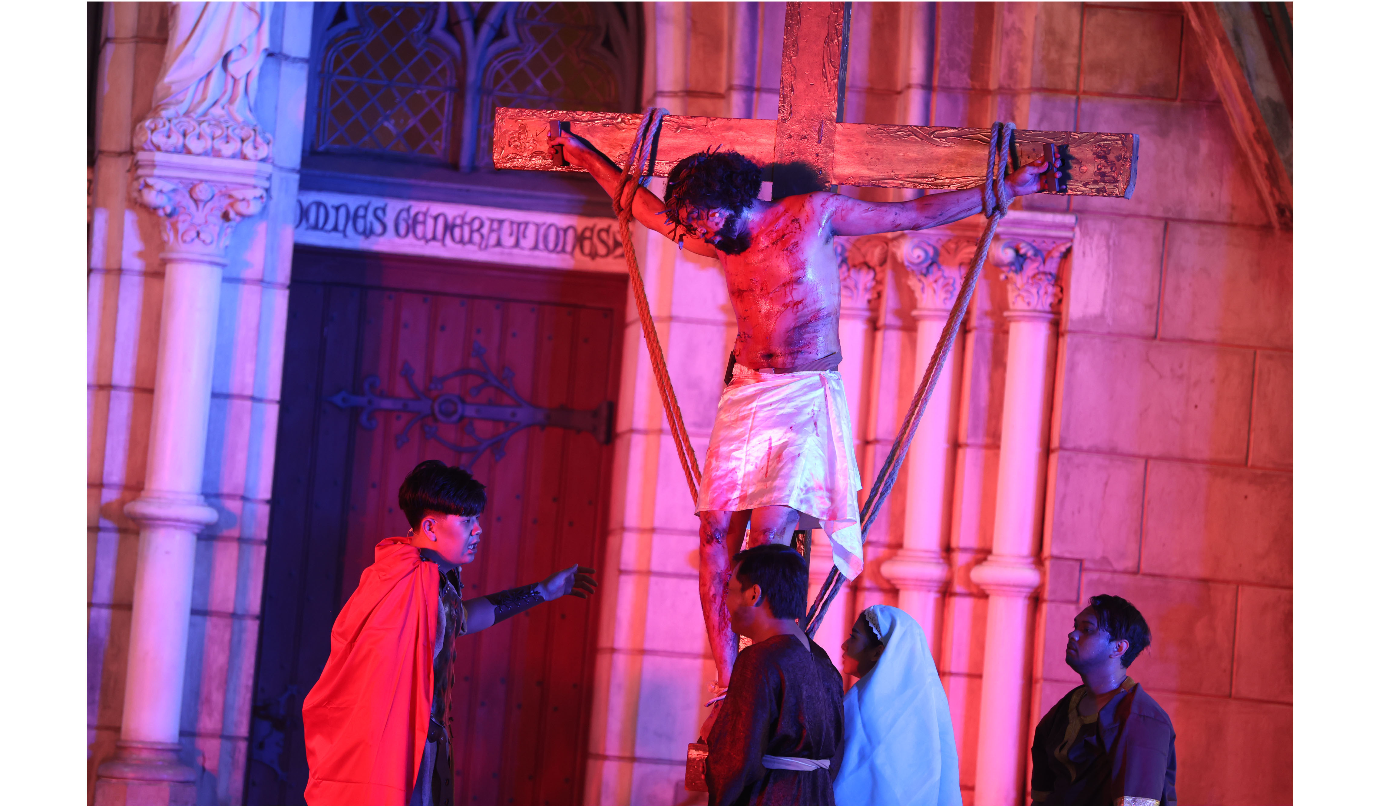 Visualisasi jalan salib di Gereja Katedral. (Agus Priatna/SinPo.id)