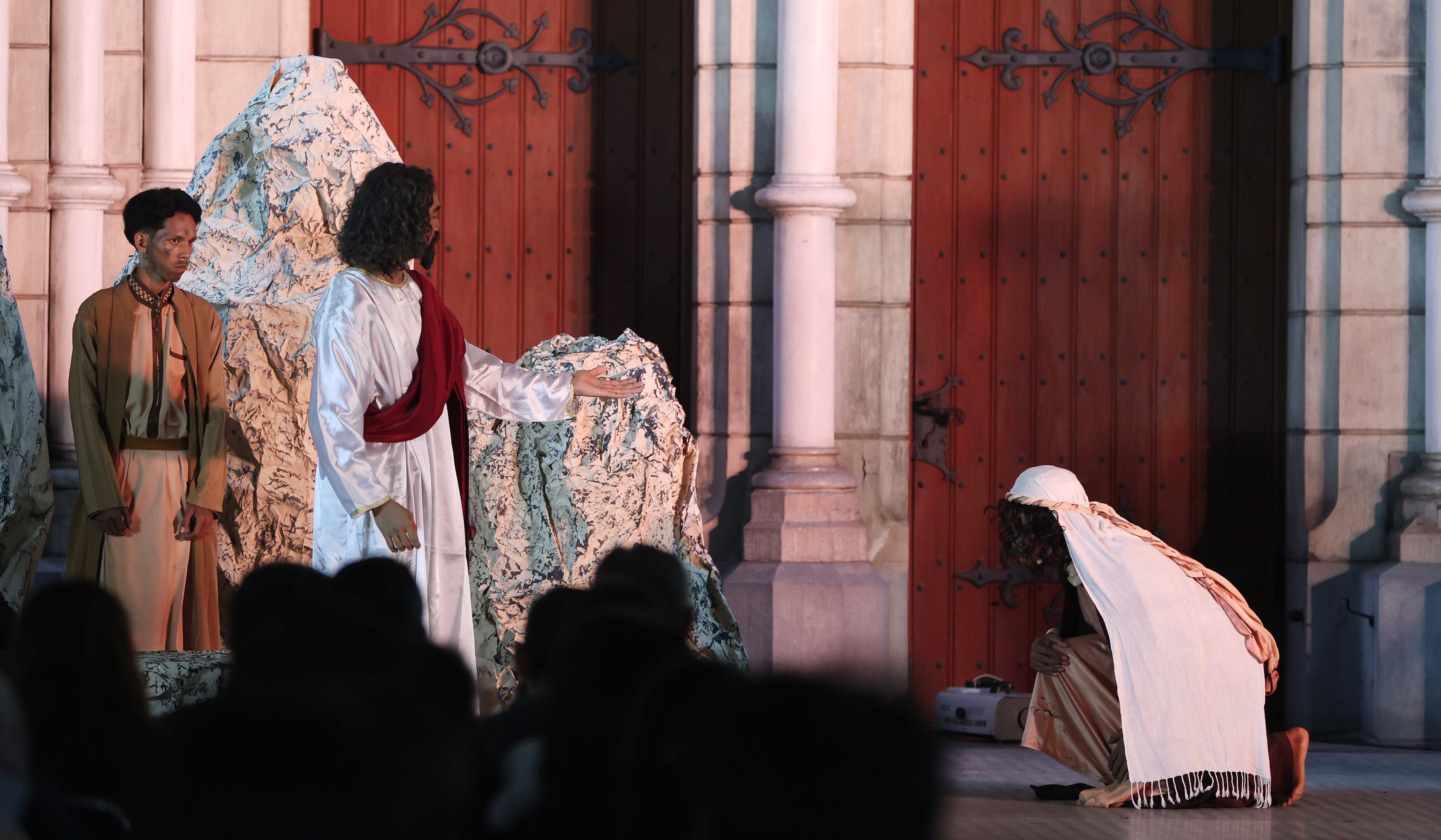 Visualisasi jalan salib di Gereja Katedral. (Agus Priatna/SinPo.id)