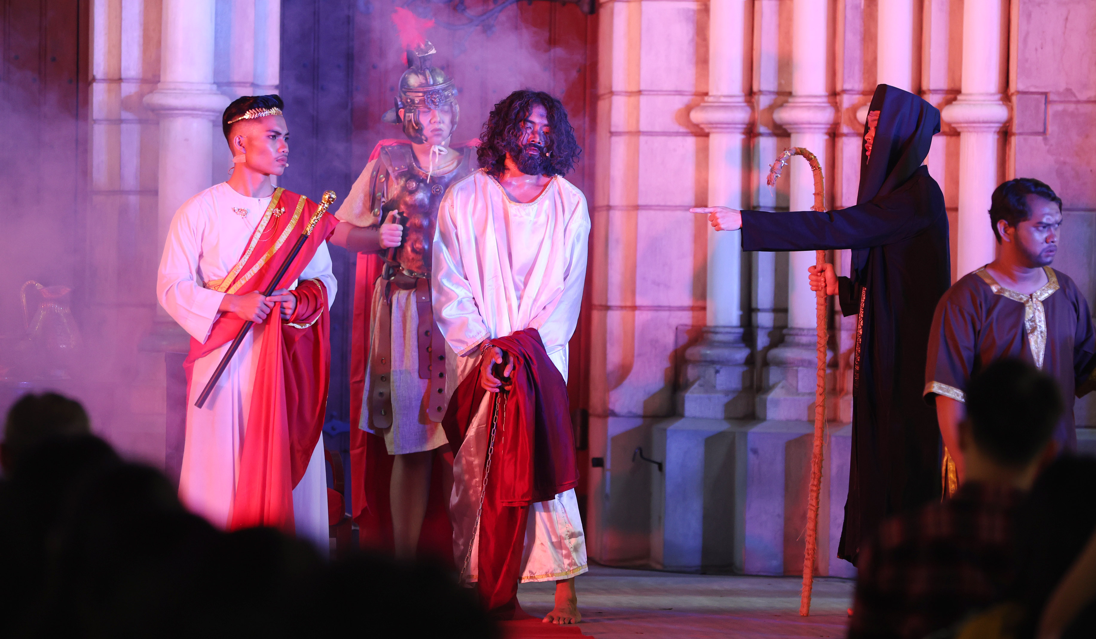 Visualisasi jalan salib di Gereja Katedral. (Agus Priatna/SinPo.id)