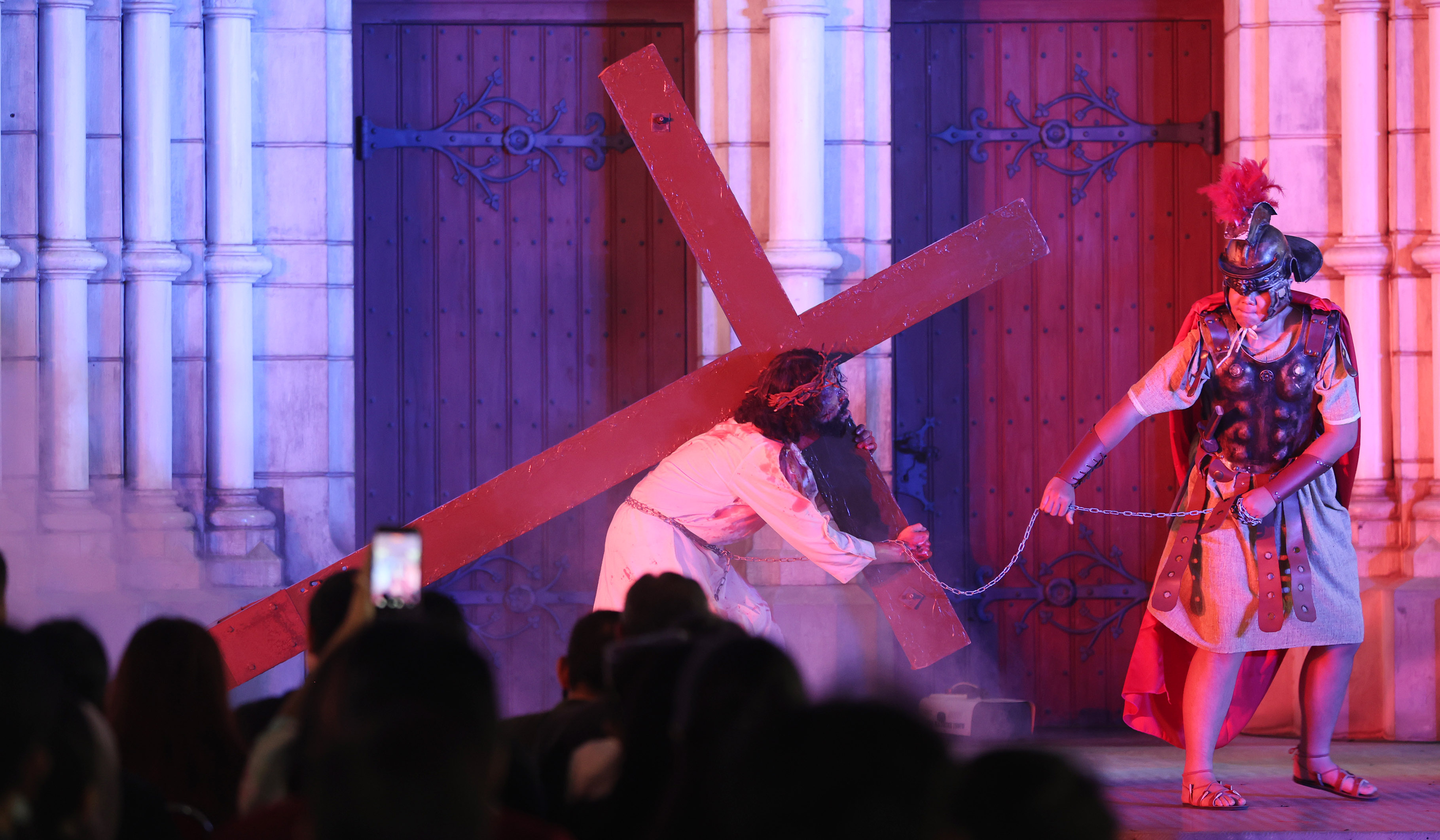 Visualisasi jalan salib di Gereja Katedral. (Agus Priatna/SinPo.id)