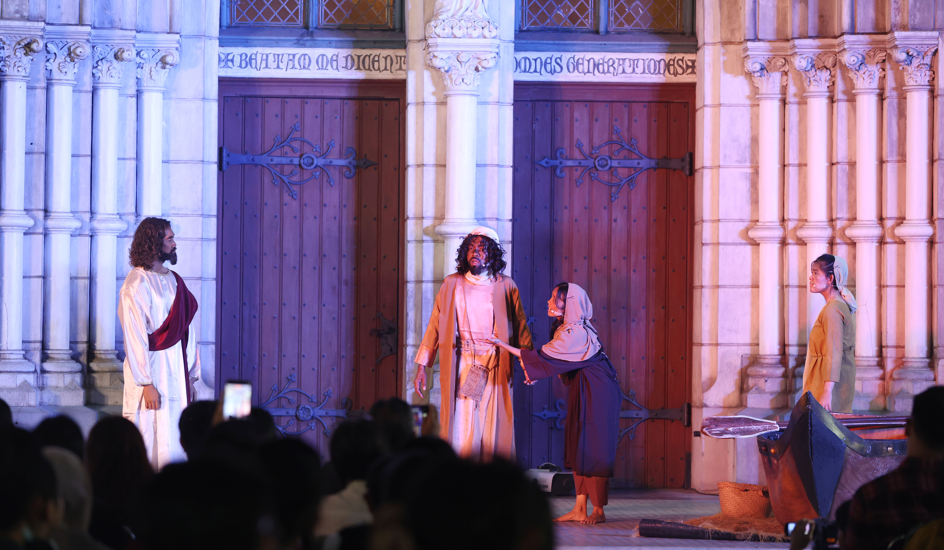 Visualisasi jalan salib di Gereja Katedral. (Agus Priatna/SinPo.id)