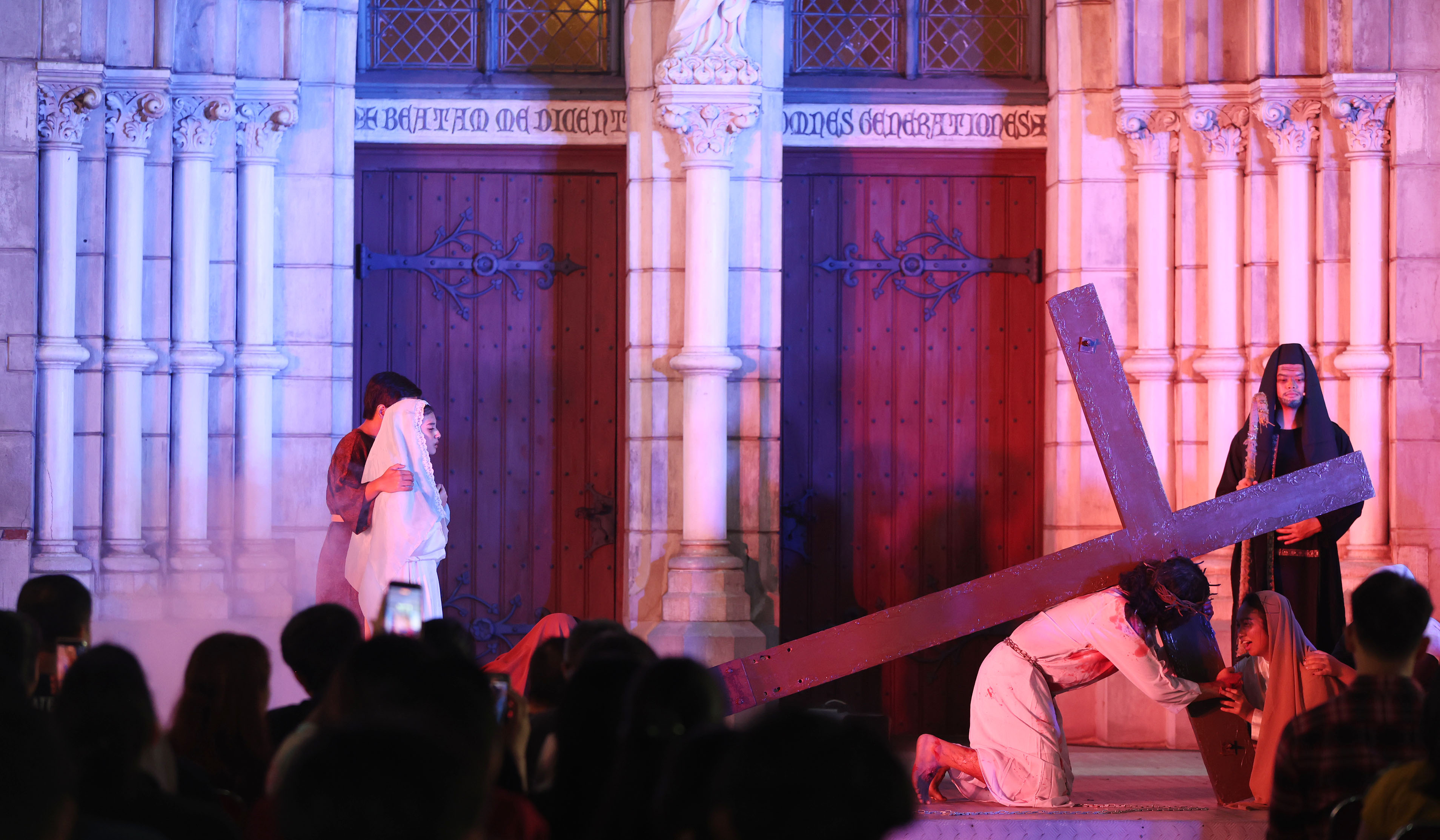 Visualisasi jalan salib di Gereja Katedral. (Agus Priatna/SinPo.id)