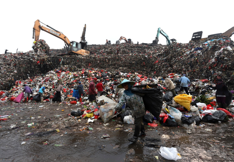 Volume sampah TPA di Cipayung terus meningkat setiap harinya (Ashar/SinPo.id)