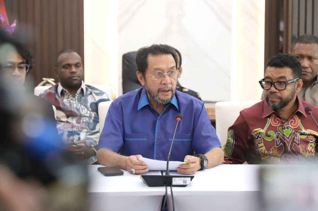 Wakil Ketua DPD Yorrys Raweyai menggelar konferensi pers terkait permasalahan di Papua agar Pemerintah segera menyelesaikan dengan grand Design (Ashar/SinPo.id)
