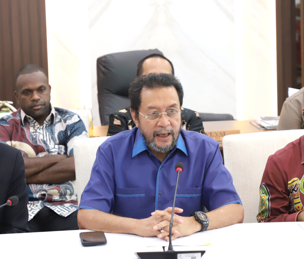 Wakil Ketua DPD Yorrys Raweyai menggelar konferensi pers terkait permasalahan di Papua agar Pemerintah segera menyelesaikan dengan grand Design (Ashar/SinPo.id)