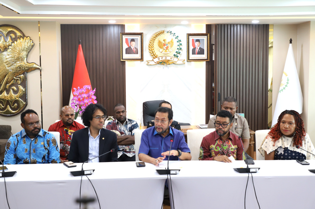 Wakil Ketua DPD Yorrys Raweyai menggelar konferensi pers terkait permasalahan di Papua agar Pemerintah segera menyelesaikan dengan grand Design (Ashar/SinPo.id)