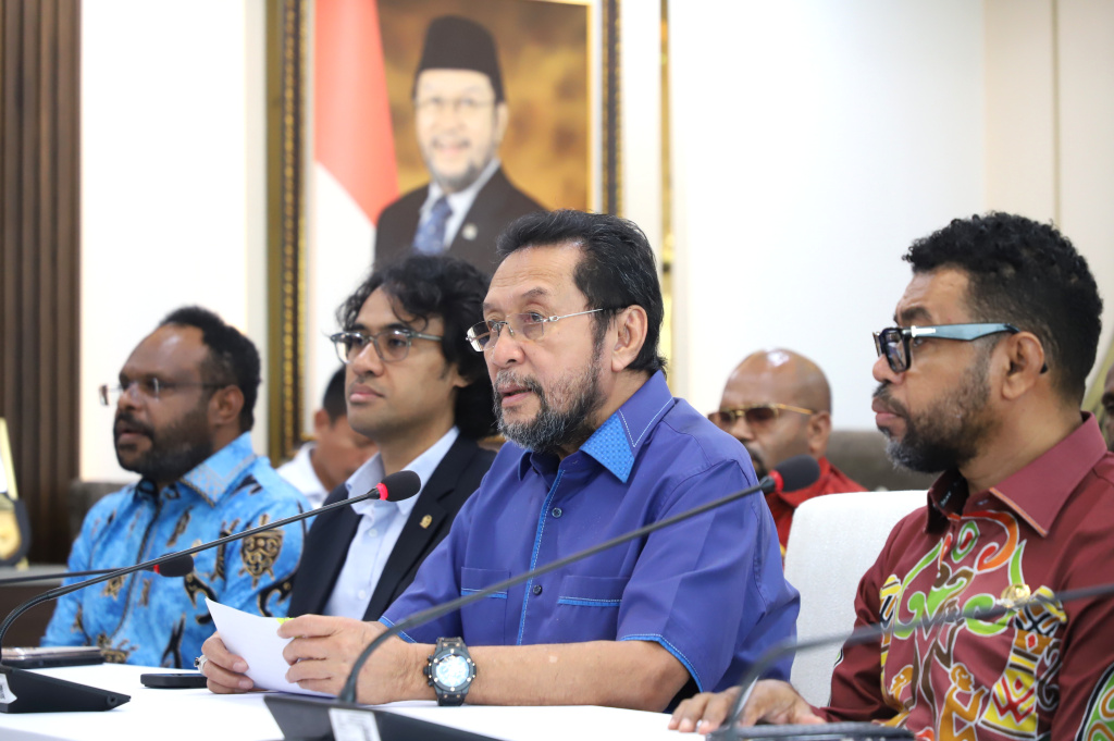 Wakil Ketua DPD Yorrys Raweyai menggelar konferensi pers terkait permasalahan di Papua agar Pemerintah segera menyelesaikan dengan grand Design (Ashar/SinPo.id)