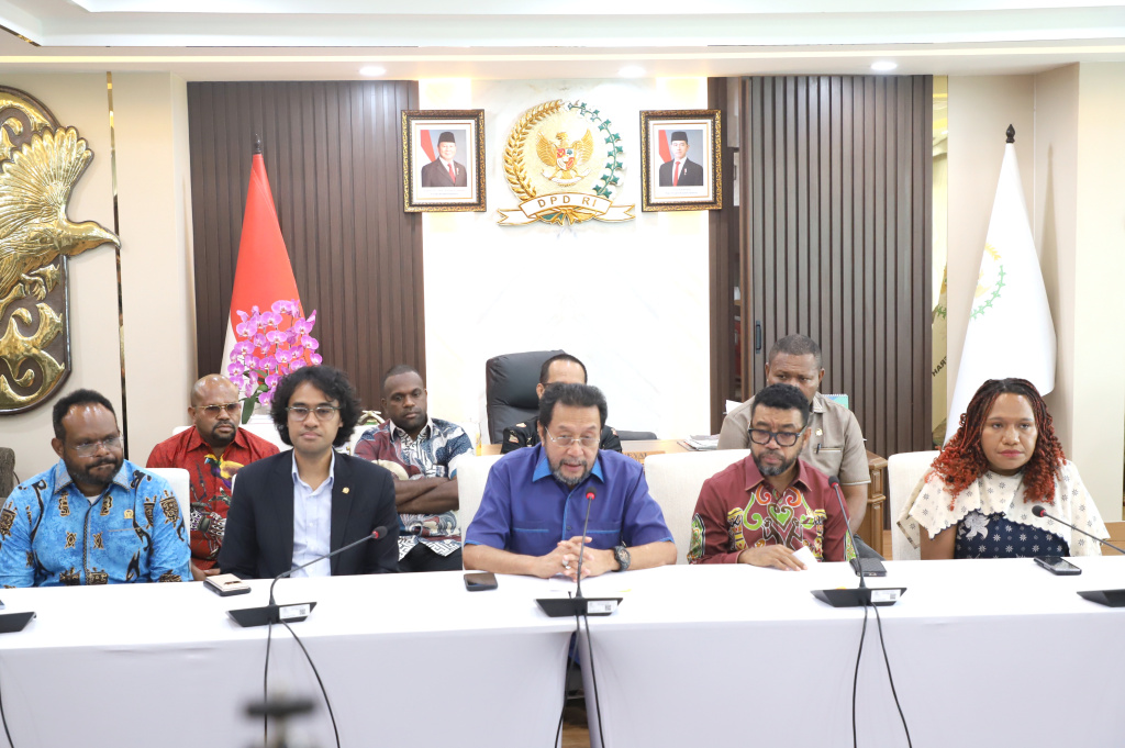Wakil Ketua DPD Yorrys Raweyai menggelar konferensi pers terkait permasalahan di Papua agar Pemerintah segera menyelesaikan dengan grand Design (Ashar/SinPo.id)