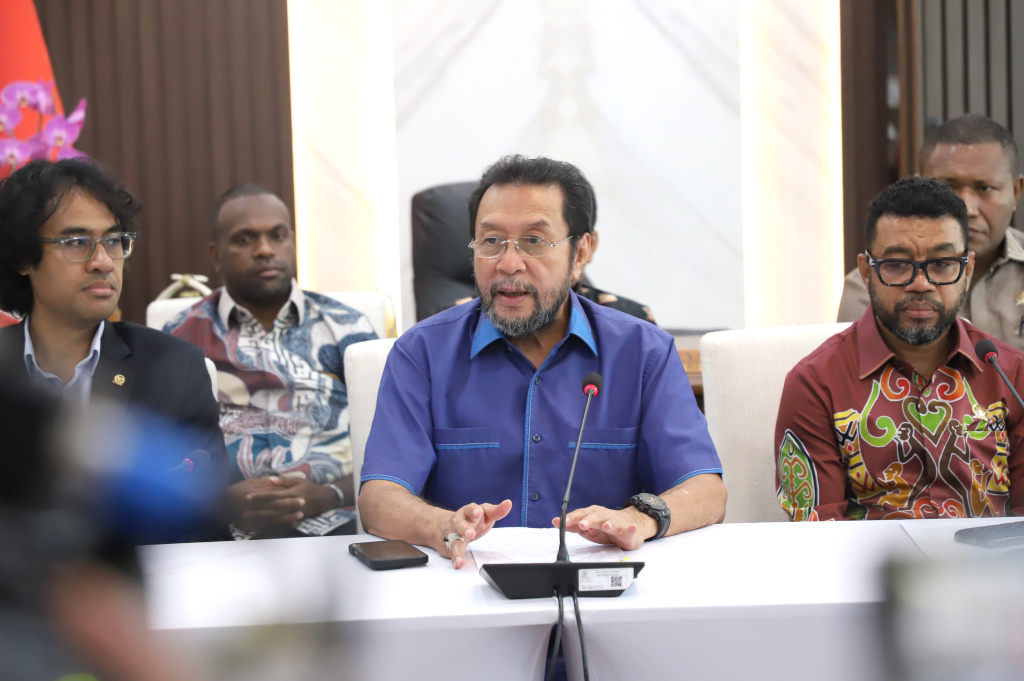 Wakil Ketua DPD Yorrys Raweyai menggelar konferensi pers terkait permasalahan di Papua agar Pemerintah segera menyelesaikan dengan grand Design (Ashar/SinPo.id)