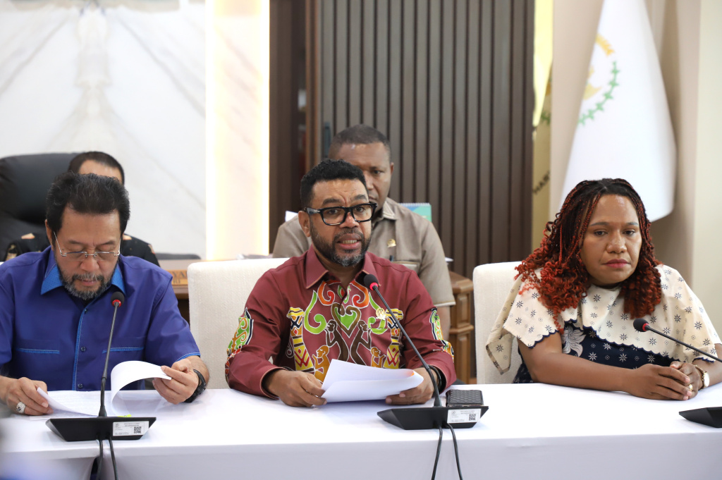 Wakil Ketua DPD Yorrys Raweyai menggelar konferensi pers terkait permasalahan di Papua agar Pemerintah segera menyelesaikan dengan grand Design (Ashar/SinPo.id)