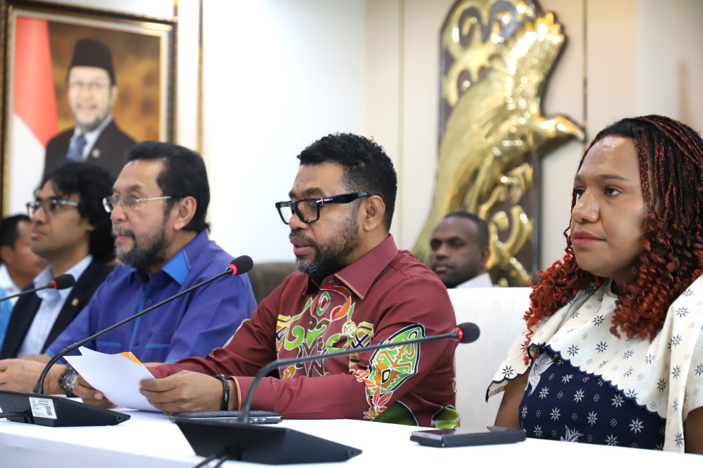 Wakil Ketua DPD Yorrys Raweyai menggelar konferensi pers terkait permasalahan di Papua agar Pemerintah segera menyelesaikan dengan grand Design (Ashar/SinPo.id)