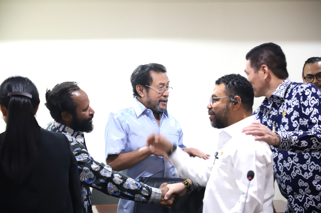 Wakil Ketua DPD Yorrys Raweyai menerima audiensi penyelesaian masalah kemanusiaan di Papua (Ashar/SinPo.id)