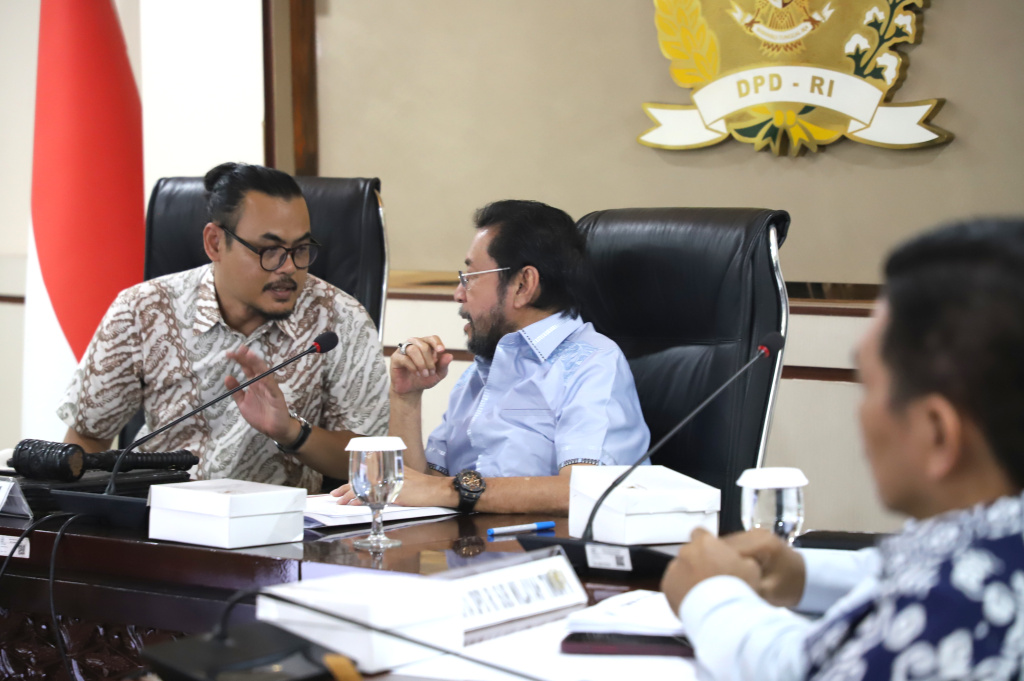 Wakil Ketua DPD Yorrys Raweyai menerima audiensi penyelesaian masalah kemanusiaan di Papua (Ashar/SinPo.id)