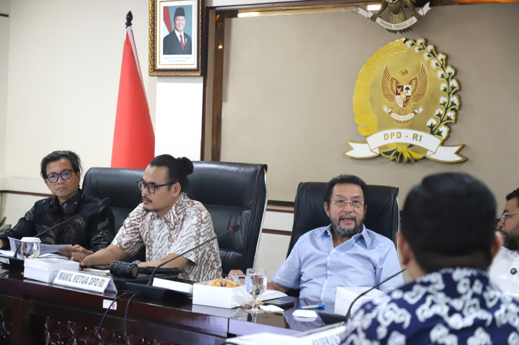 Wakil Ketua DPD Yorrys Raweyai menerima audiensi penyelesaian masalah kemanusiaan di Papua (Ashar/SinPo.id)