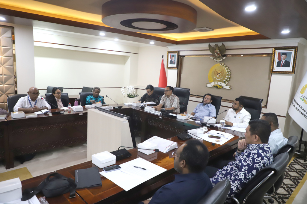 Wakil Ketua DPD Yorrys Raweyai menerima audiensi penyelesaian masalah kemanusiaan di Papua (Ashar/SinPo.id)