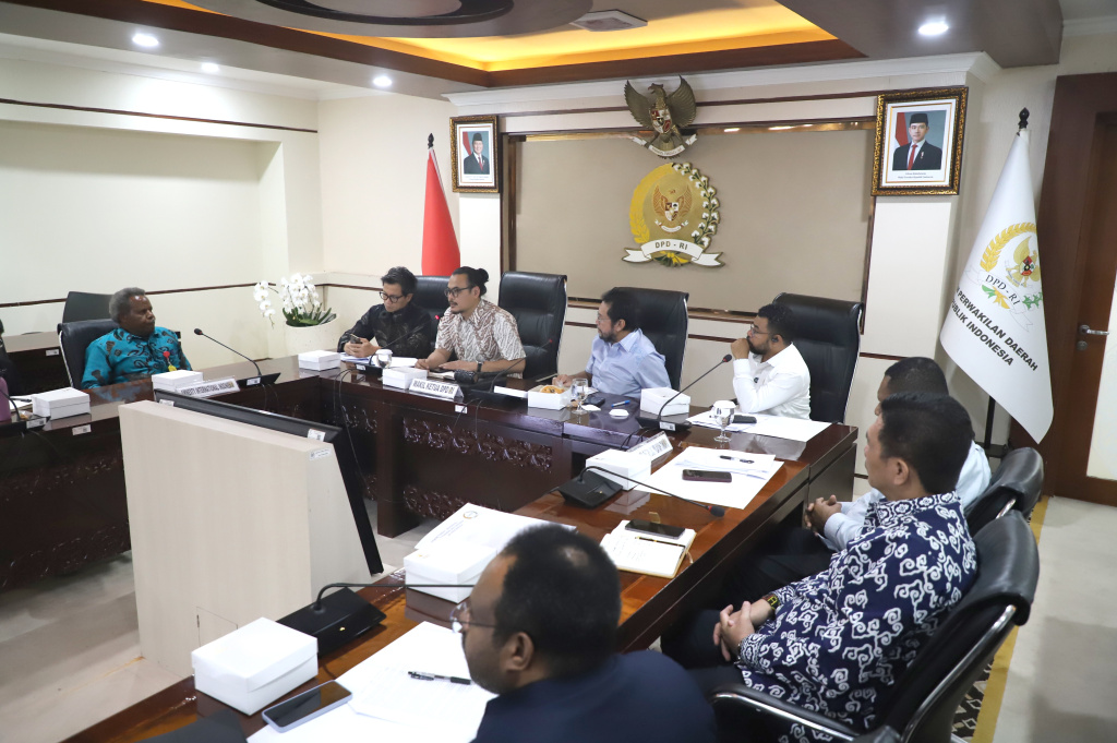 Wakil Ketua DPD Yorrys Raweyai menerima audiensi penyelesaian masalah kemanusiaan di Papua (Ashar/SinPo.id)