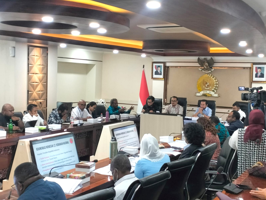 Wakil Ketua DPD Yorrys Raweyai menerima audiensi penyelesaian masalah kemanusiaan di Papua (Ashar/SinPo.id)