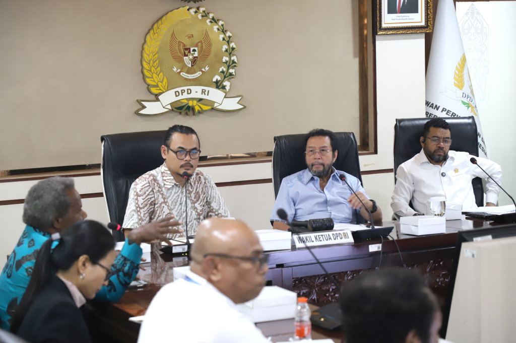 Wakil Ketua DPD Yorrys Raweyai menerima audiensi penyelesaian masalah kemanusiaan di Papua (Ashar/SinPo.id)