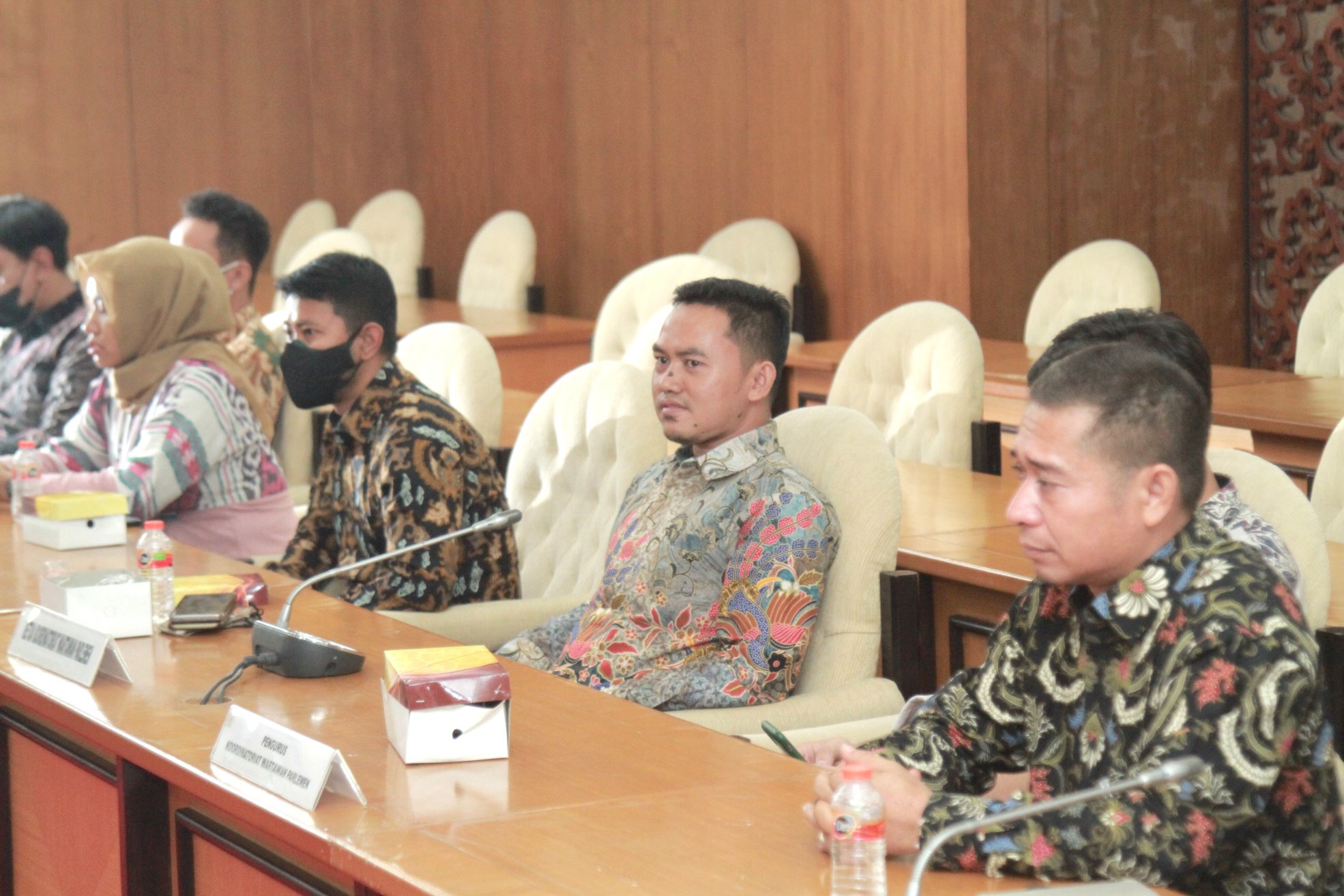 Wakil Ketua DPR Rahmat Gobel mengukuhkan Ketua Baru Ariawan dan Pengurus Koordinatoriat Wartawan Parlemen DPR 2022-2024 (Ashar/SinPo.id).