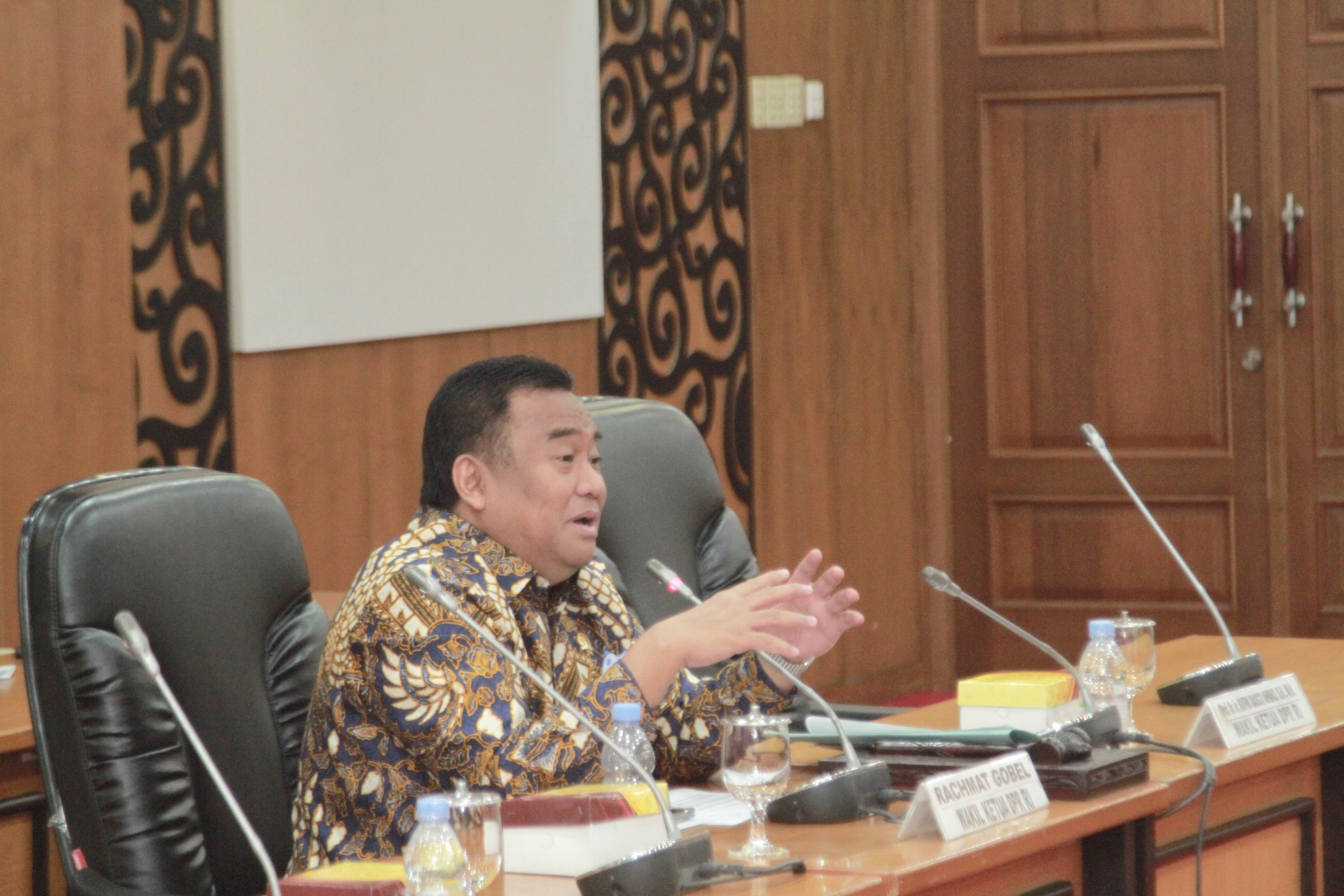 Wakil Ketua DPR Rahmat Gobel mengukuhkan Ketua Baru Ariawan dan Pengurus Koordinatoriat Wartawan Parlemen DPR 2022-2024 (Ashar/SinPo.id).