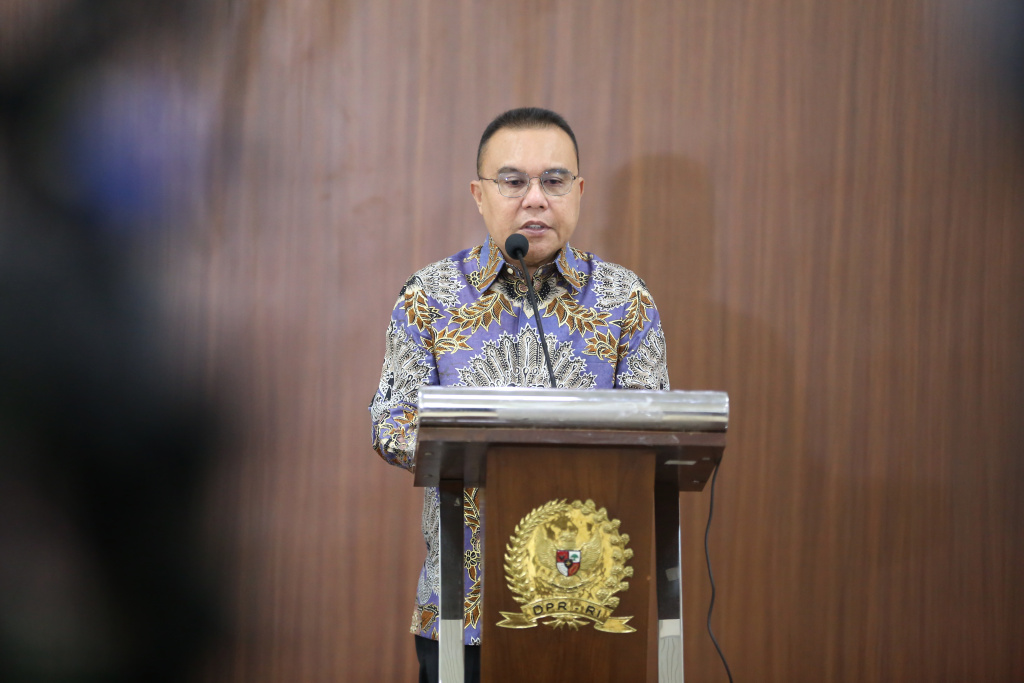 Wakil Ketua DPR Prof Sufmi Dasco menggelar konferensi pers dan menyampaikan bahwa pemerintah belum ada berencana menaikkan harga BBM Subsidi dan BBM non Subsidi (Ashar/SinPo.id)