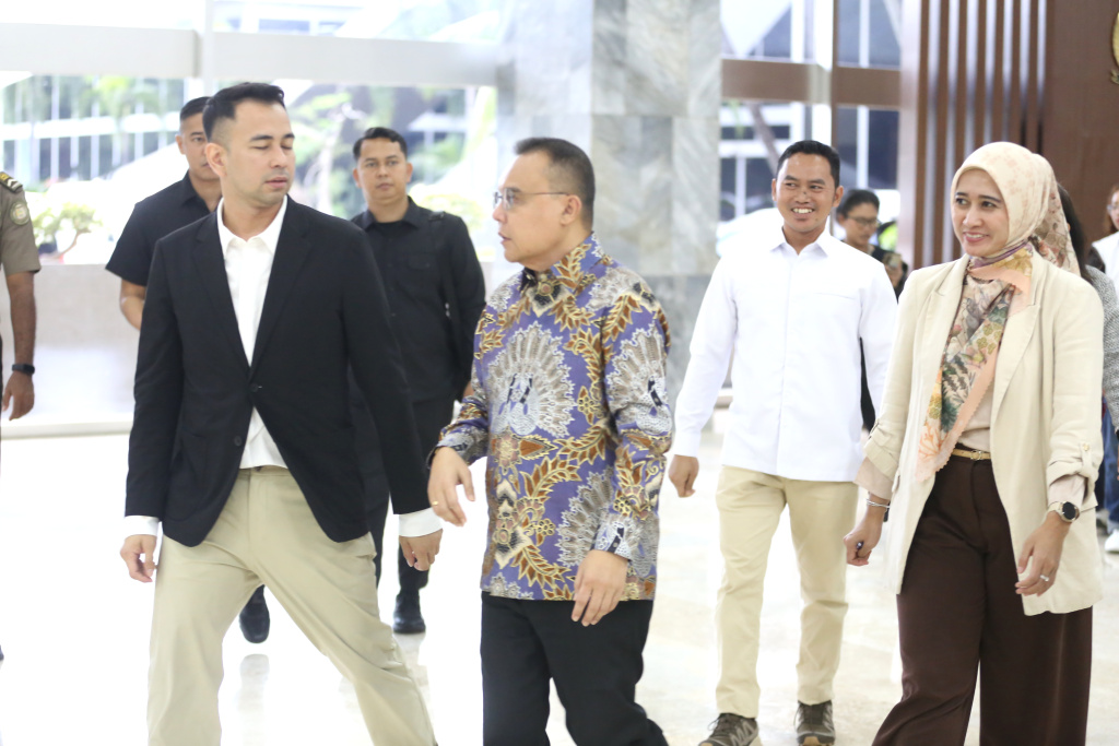 Wakil Ketua DPR Prof Sufmi Dasco menggelar konferensi pers dan menyampaikan bahwa pemerintah belum ada berencana menaikkan harga BBM Subsidi dan BBM non Subsidi (Ashar/SinPo.id)