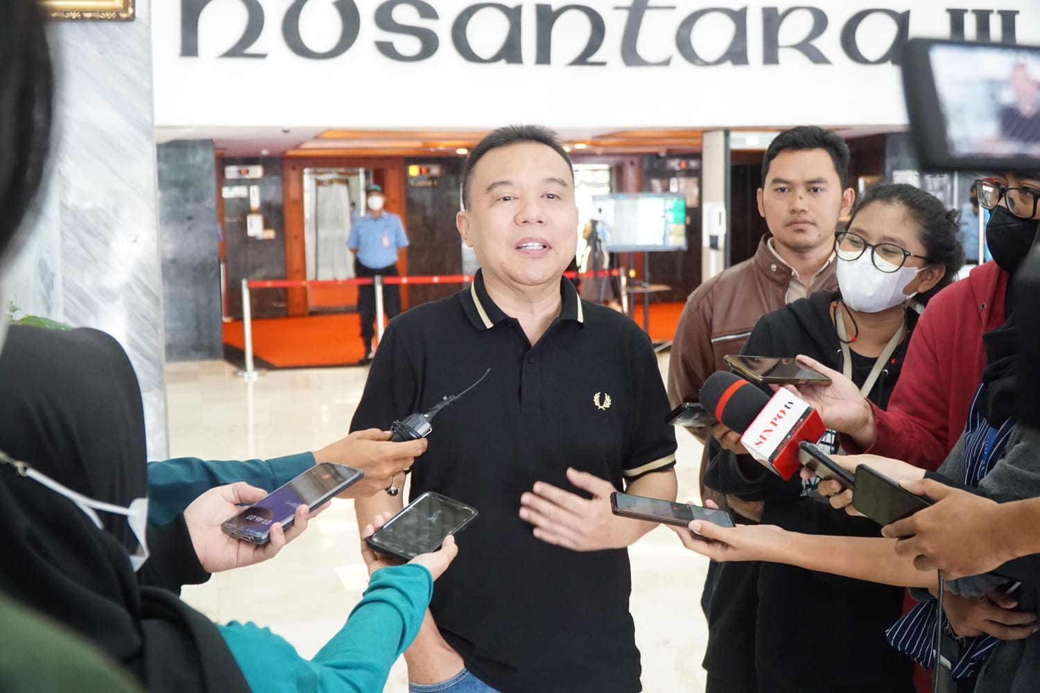 Wakil Ketua DPR Prod Sufmi Dasco Ahmad memberikan keterangan pers kepada awak media teekait Tarif KRL dan KPU menggunakan kotak suara dari berbahan kardus (Ashar/SinPo.id)