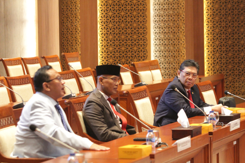 Wakil Ketua DPR RI Prof Sufmi Dasco Ahmad pimpin rapat sidang pergantian Pimpinan Wakil Ketua Komisi I Sukamta menggantikan Wakil Ketua Komisi I Ahmad Heryawan di Ruang Komisi I (Ashar/SinPo.id)