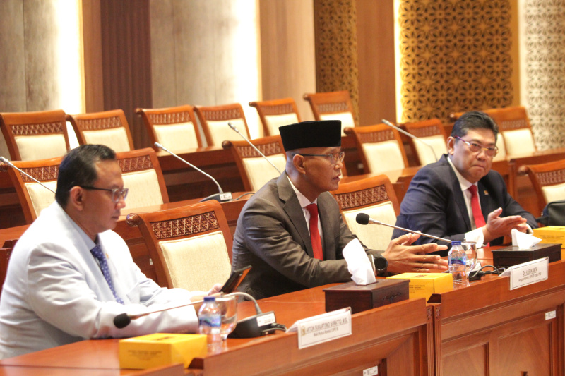 Wakil Ketua DPR RI Prof Sufmi Dasco Ahmad pimpin rapat sidang pergantian Pimpinan Wakil Ketua Komisi I Sukamta menggantikan Wakil Ketua Komisi I Ahmad Heryawan di Ruang Komisi I (Ashar/SinPo.id)