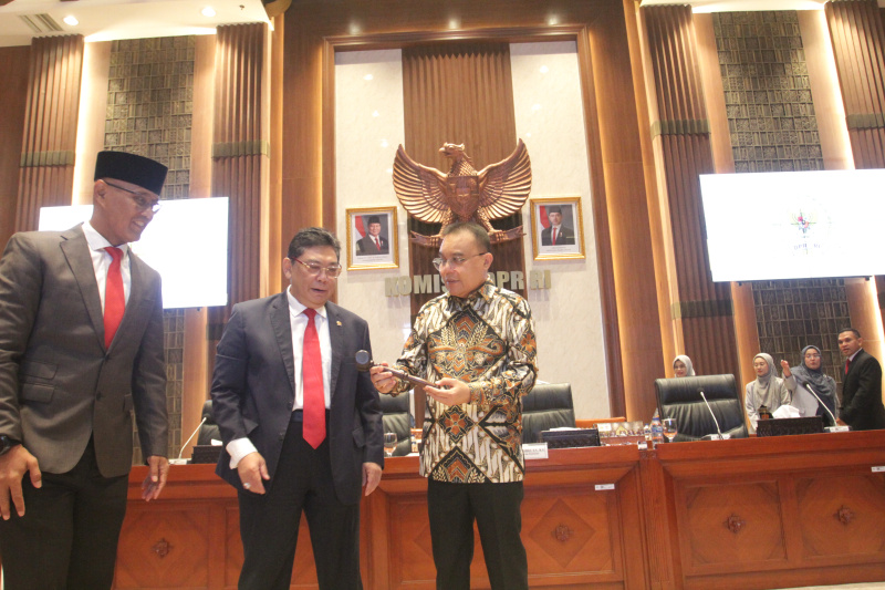 Wakil Ketua DPR RI Prof Sufmi Dasco Ahmad pimpin rapat sidang pergantian Pimpinan Wakil Ketua Komisi I Sukamta menggantikan Wakil Ketua Komisi I Ahmad Heryawan di Ruang Komisi I (Ashar/SinPo.id)