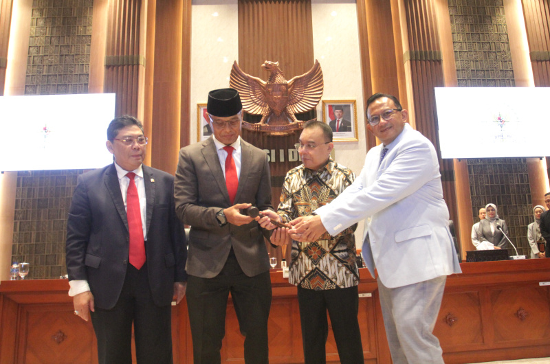 Wakil Ketua DPR RI Prof Sufmi Dasco Ahmad pimpin rapat sidang pergantian Pimpinan Wakil Ketua Komisi I Sukamta menggantikan Wakil Ketua Komisi I Ahmad Heryawan di Ruang Komisi I (Ashar/SinPo.id)