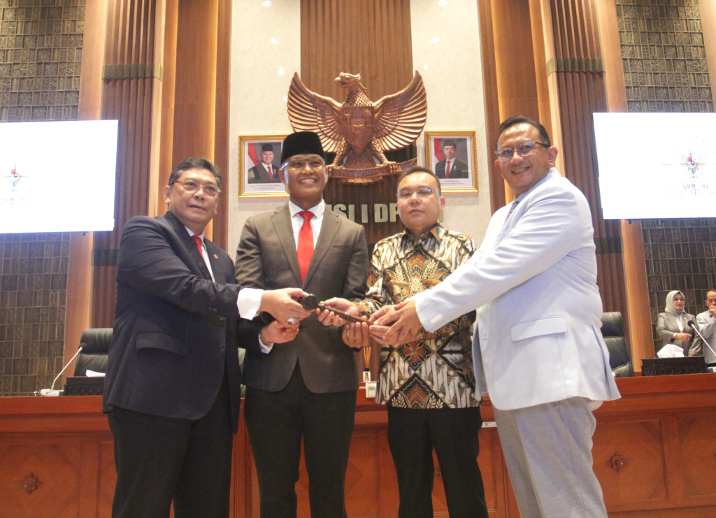 Wakil Ketua DPR RI Prof Sufmi Dasco Ahmad pimpin rapat sidang pergantian Pimpinan Wakil Ketua Komisi I Sukamta menggantikan Wakil Ketua Komisi I Ahmad Heryawan di Ruang Komisi I (Ashar/SinPo.id)