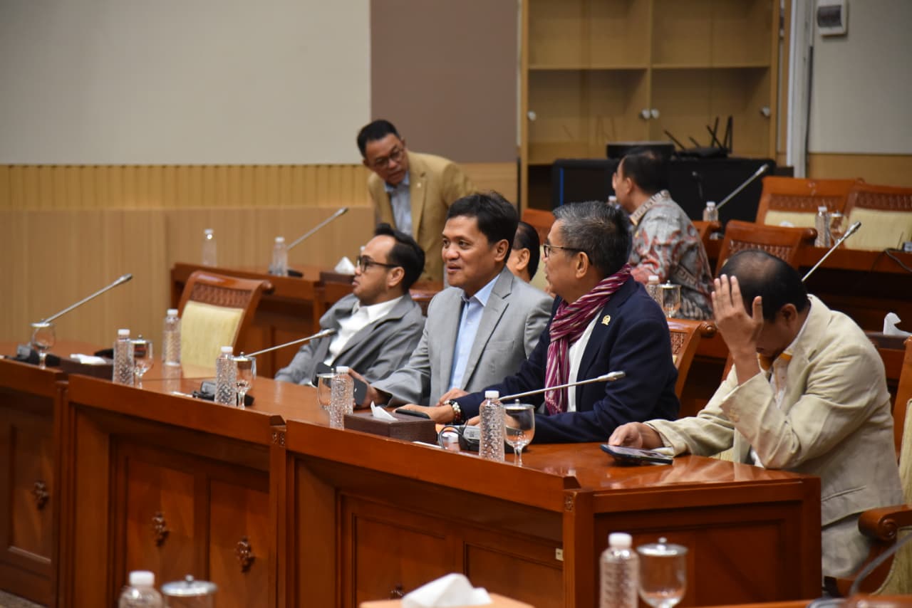 Pimpinan DPR Wakil Ketua DPR Prof Sufmi Dasco memimpin rapat pelantikan Wakil Ketua Komisi III Rusdi Masse Mappasessu (Ashar/Foto:Parlemen/SinPo.id)