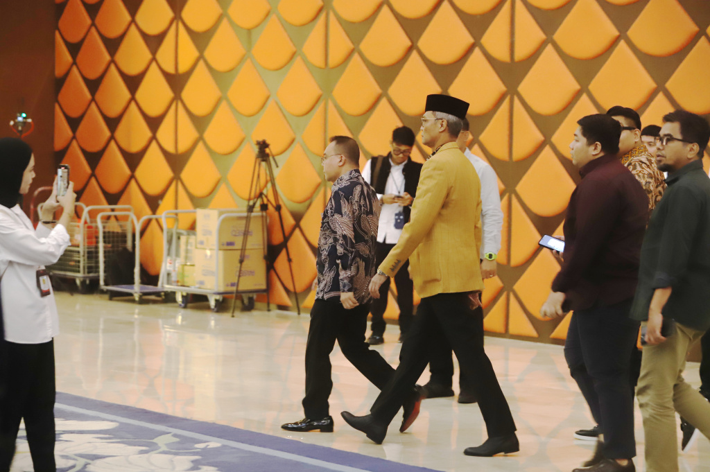 Wakil Ketua DPR dan juga Kasatgas Pemulihan Pasca Bencana Sumatera Prof Sufmi Dasco memimpin rapat koordinasi dengan Pemerintah membahas situasi pemulihan usai bencana di Sumatera (Ashar/SinPo.id)