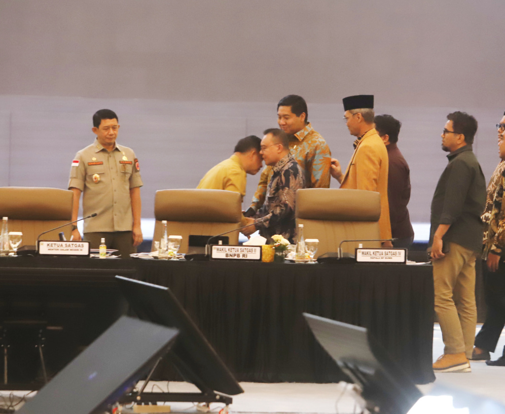 Wakil Ketua DPR dan juga Kasatgas Pemulihan Pasca Bencana Sumatera Prof Sufmi Dasco memimpin rapat koordinasi dengan Pemerintah membahas situasi pemulihan usai bencana di Sumatera (Ashar/SinPo.id)