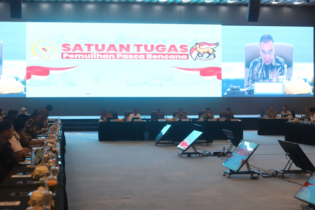 Wakil Ketua DPR dan juga Kasatgas Pemulihan Pasca Bencana Sumatera Prof Sufmi Dasco memimpin rapat koordinasi dengan Pemerintah membahas situasi pemulihan usai bencana di Sumatera (Ashar/SinPo.id)