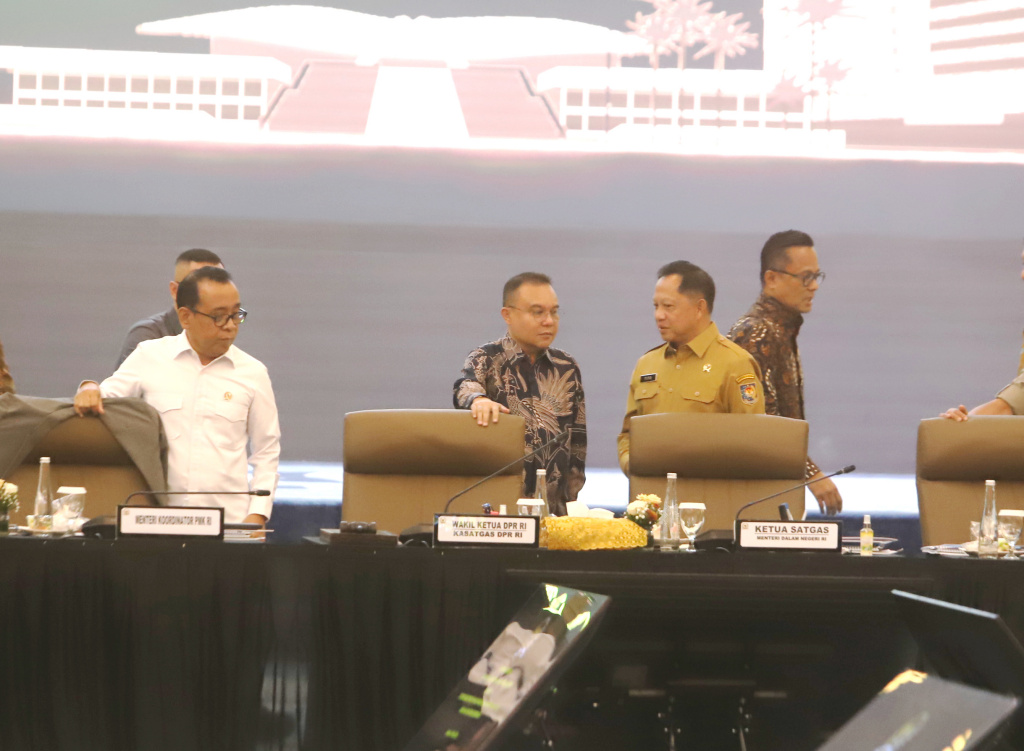 Wakil Ketua DPR dan juga Kasatgas Pemulihan Pasca Bencana Sumatera Prof Sufmi Dasco memimpin rapat koordinasi dengan Pemerintah membahas situasi pemulihan usai bencana di Sumatera (Ashar/SinPo.id)