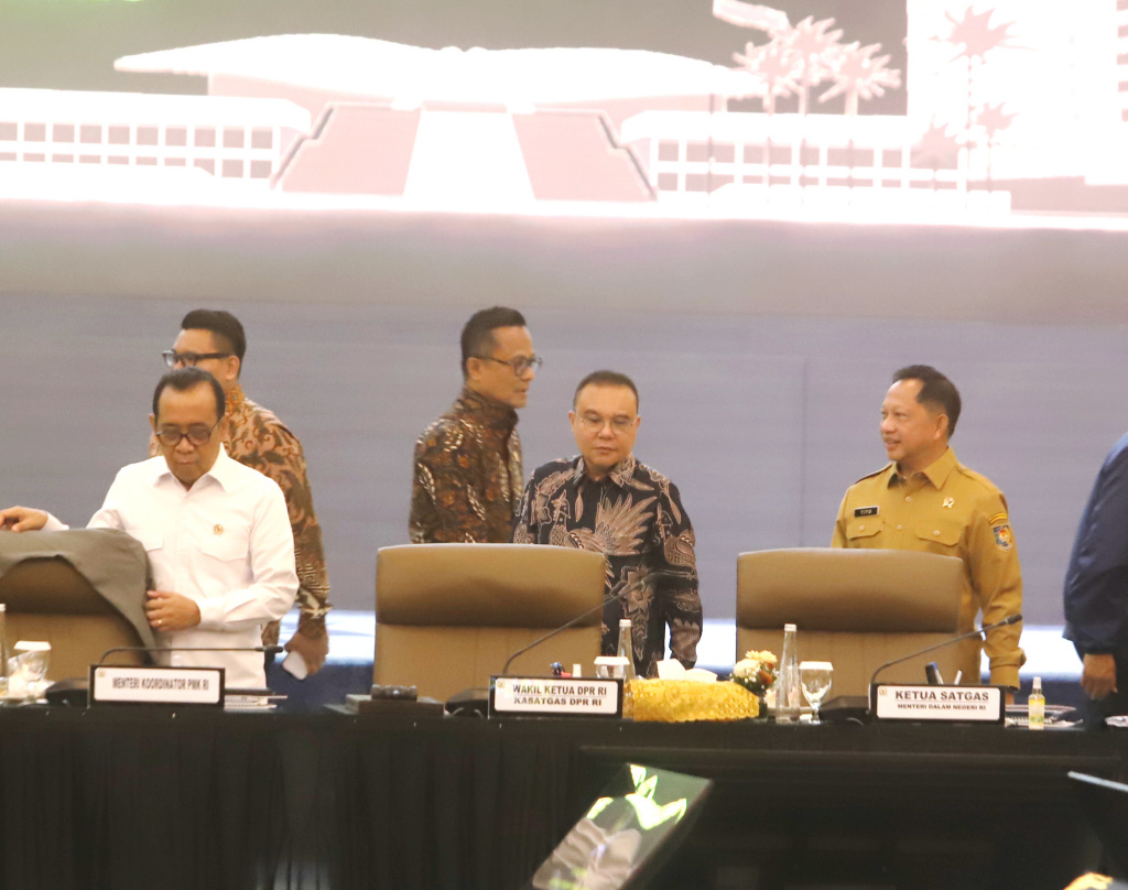 Wakil Ketua DPR dan juga Kasatgas Pemulihan Pasca Bencana Sumatera Prof Sufmi Dasco memimpin rapat koordinasi dengan Pemerintah membahas situasi pemulihan usai bencana di Sumatera (Ashar/SinPo.id)