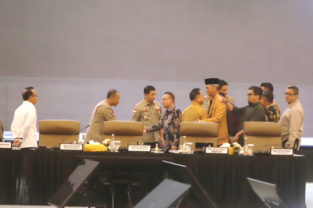 Wakil Ketua DPR dan juga Kasatgas Pemulihan Pasca Bencana Sumatera Prof Sufmi Dasco memimpin rapat koordinasi dengan Pemerintah membahas situasi pemulihan usai bencana di Sumatera (Ashar/SinPo.id)