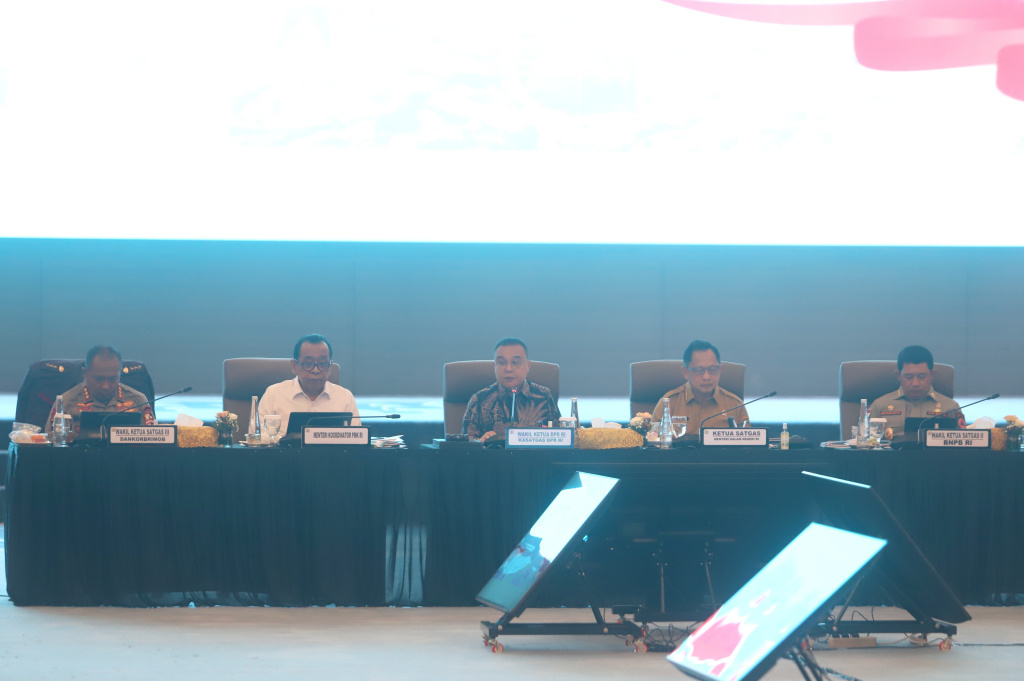 Wakil Ketua DPR dan juga Kasatgas Pemulihan Pasca Bencana Sumatera Prof Sufmi Dasco memimpin rapat koordinasi dengan Pemerintah membahas situasi pemulihan usai bencana di Sumatera (Ashar/SinPo.id)