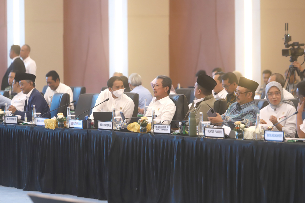 Wakil Ketua DPR dan juga Kasatgas Pemulihan Pasca Bencana Sumatera Prof Sufmi Dasco memimpin rapat koordinasi dengan Pemerintah membahas situasi pemulihan usai bencana di Sumatera (Ashar/SinPo.id)