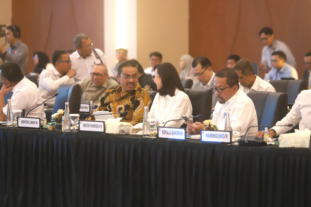 Wakil Ketua DPR dan juga Kasatgas Pemulihan Pasca Bencana Sumatera Prof Sufmi Dasco memimpin rapat koordinasi dengan Pemerintah membahas situasi pemulihan usai bencana di Sumatera (Ashar/SinPo.id)