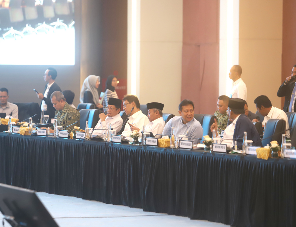 Wakil Ketua DPR dan juga Kasatgas Pemulihan Pasca Bencana Sumatera Prof Sufmi Dasco memimpin rapat koordinasi dengan Pemerintah membahas situasi pemulihan usai bencana di Sumatera (Ashar/SinPo.id)