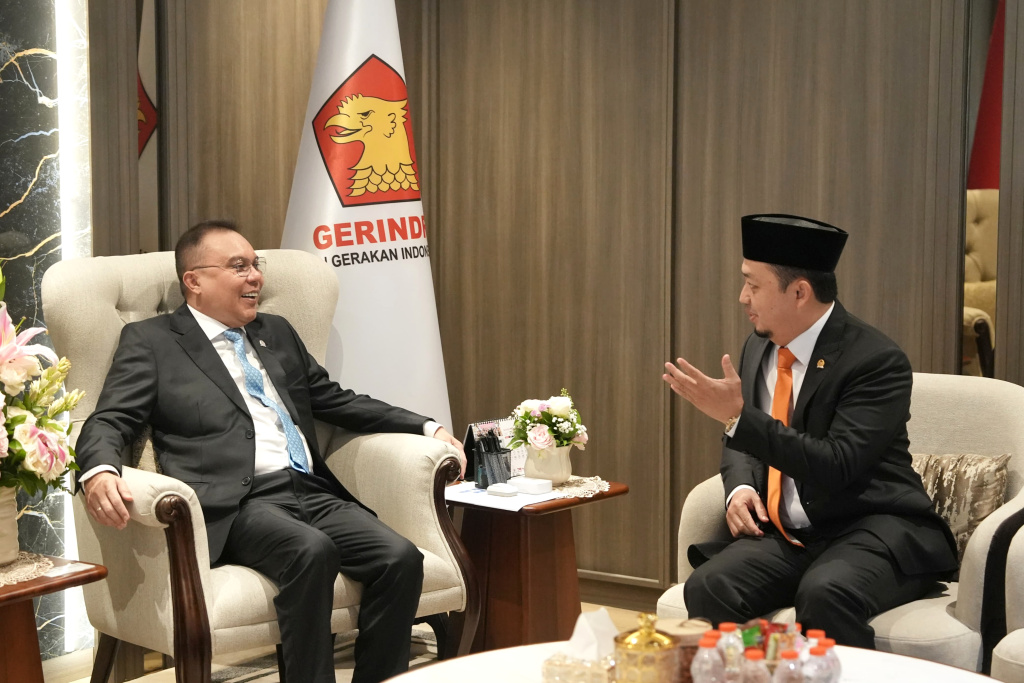 Wakil Ketua DPR Koordinator Politik dan Keamanan (Koorpolkam) Prof Sufmi Dasco Ahmad resmi melantik Syahrul Aldi menjadi Ketua BKSAP menggantikan Mardani Ali Sera (Ashar/SinPo.id)