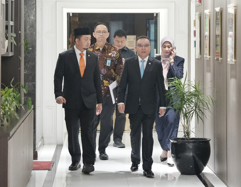 Wakil Ketua DPR Koordinator Politik dan Keamanan (Koorpolkam) Prof Sufmi Dasco Ahmad resmi melantik Syahrul Aldi menjadi Ketua BKSAP menggantikan Mardani Ali Sera (Ashar/SinPo.id)